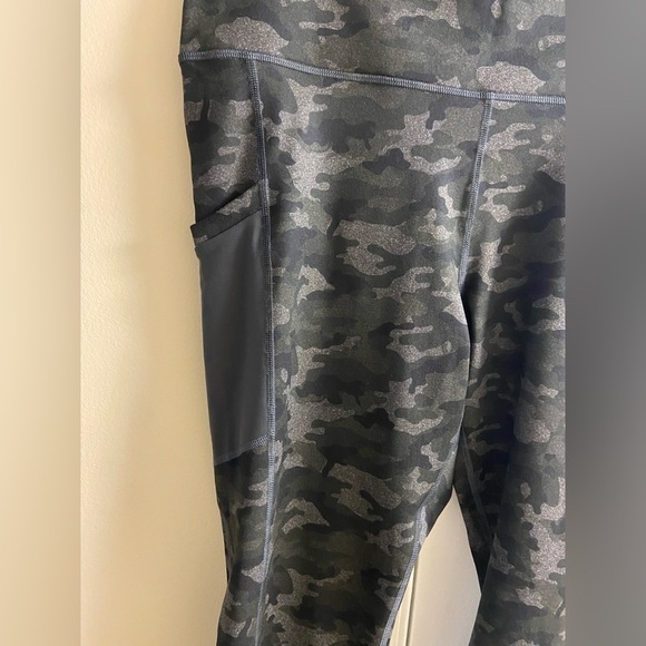 Fabletics power hold Mika high waisted pocket Capri leggings camo green 2X NWT - Picture 5 of 12